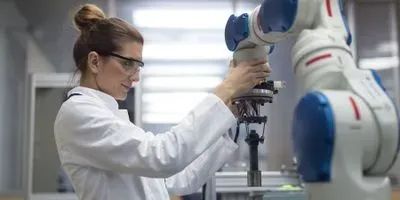 Laboratory Robotic Workstations