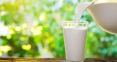 pouring raw milk into a glass
