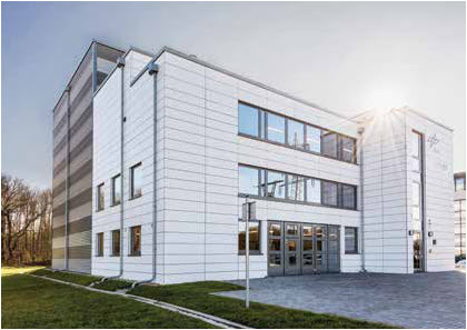 The outwardly inconspicuous building that houses Synlight is situated in Jülich, Germany. In the grey hall behind offices and workshops is the 15-meter-high experimental facility.