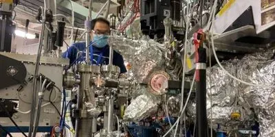 Wanli Yang, a senior scientist in Berkeley Lab's Advanced Light Source, working on a resonant inelastic X-ray scattering (RIXS) system
