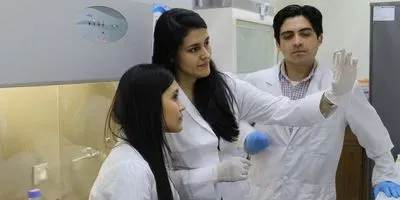 Carolina Parra (center), who as a Stanford postdoc carried out the experiments that led to the visualization of these intriguing results