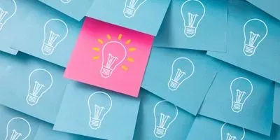 Sticky notes with light bulbs drawn on them
