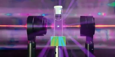 Upon illumination with red light, third harmonic scattered light (in violet) reveals the twist of metal nanoparticles.