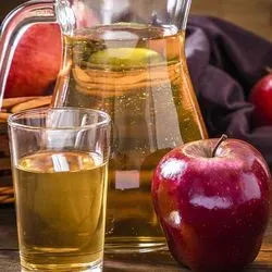 Image of an apple and appled juice in a glass