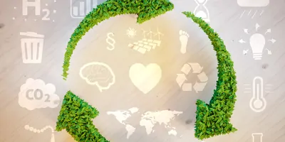 Arrows made of vegetation making the "recycle" symbole