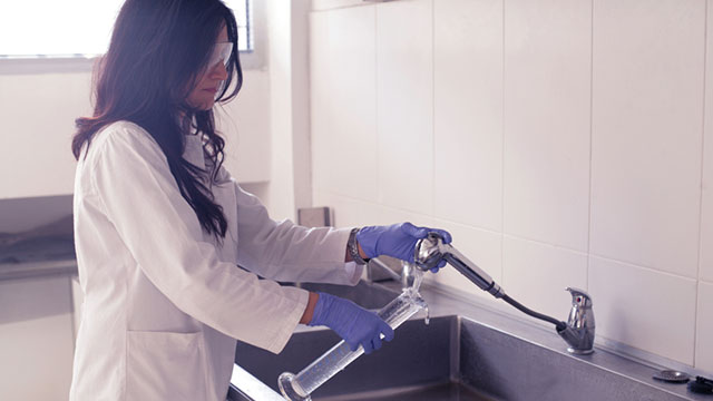 washing glassware in the laboratory