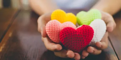 Mixed colors yarn heart on giving hands