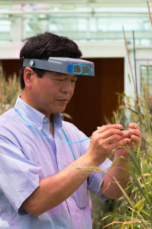 Associate Professor Wanlong Li of the South Dakota State University Department of Biology and Microbiology 