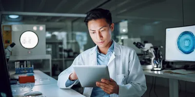 lone worker working in a derkened laboratory emphasizing the importance of havine working alone safety policies