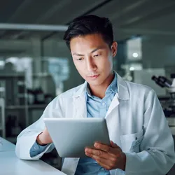 lone worker working in a derkened laboratory emphasizing the importance of havine working alone safety policies