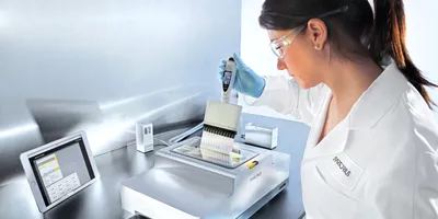 Female scientist using a multichannel pipette