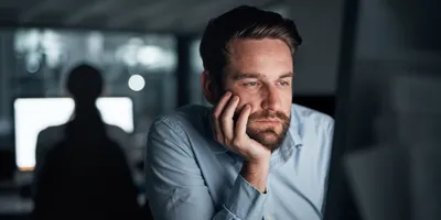 Man looking bored at work, highlighting employee engagement issues