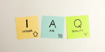 Post-it notes highlighting indoor air quality concepts
