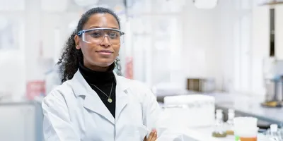 Laboratory setting with a leader promoting teamwork and quality