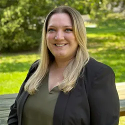 Rebecca Lampert Headshot