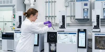 Scientist validating a GC-MS system transitioning from helium to on-site hydrogen and nitrogen carrier gas generators.