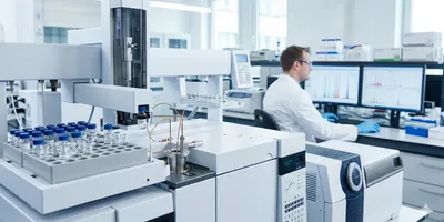 High-throughput gas chromatography-mass spectrometry (GC-MS) system with an automated headspace autosampler in a modern analytical laboratory.