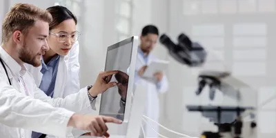 Lab professionals accessing agentic AI technology on a computer