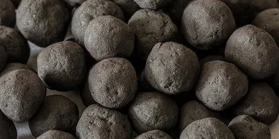 Balls of cement clinker from innovative production process