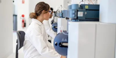 Female scientist using spectroscopy equipment in the lab